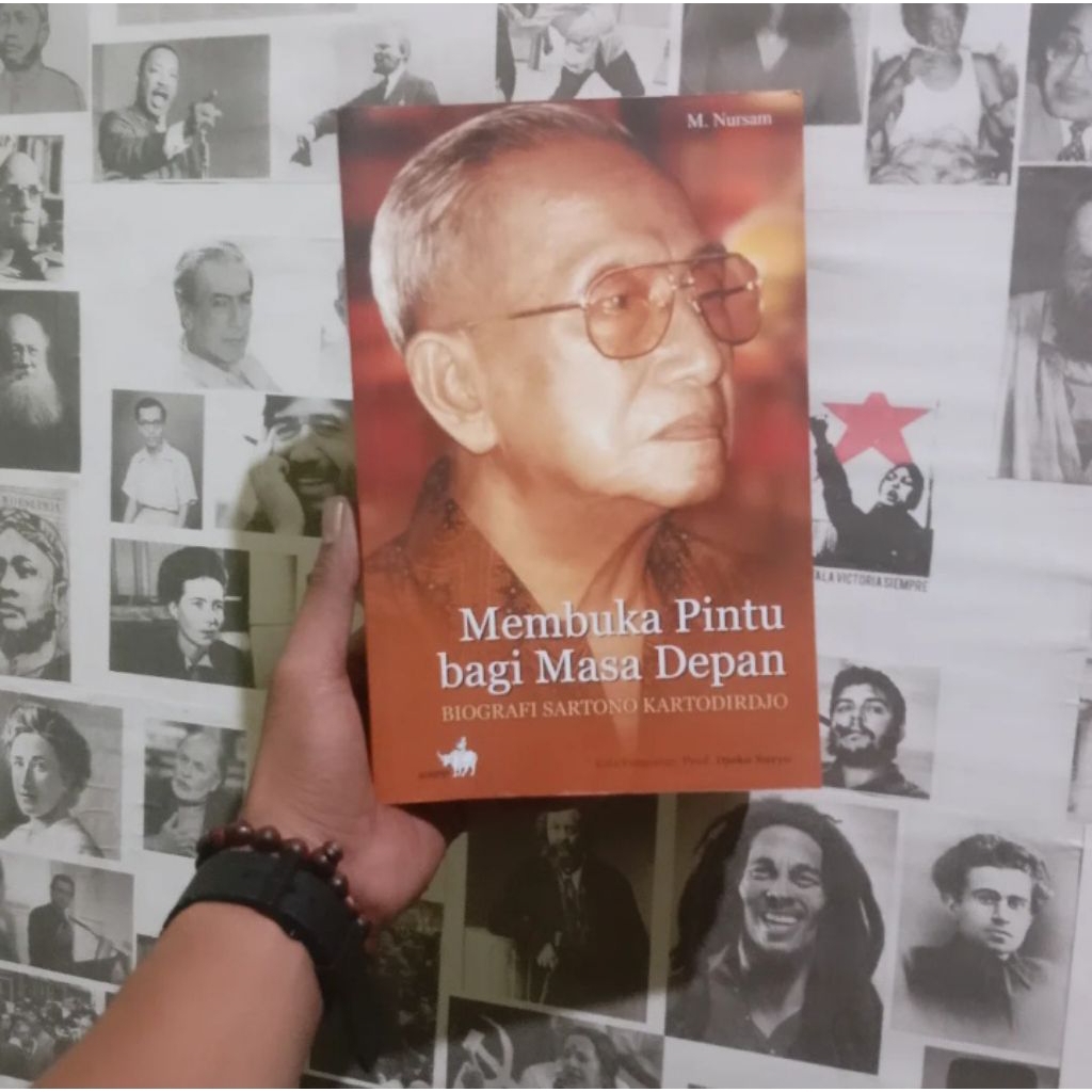 M. Nursam Pergumulan Seorang Intelektual: Biografi Soedjatmoko | Membuka Pintu Bagi Masa Depan: Biog