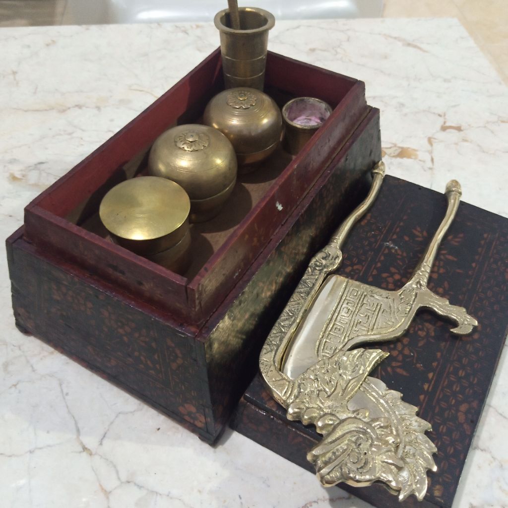 Tepak sirih kotak kayu kombinasi kacip dan cepuk kuningan antik