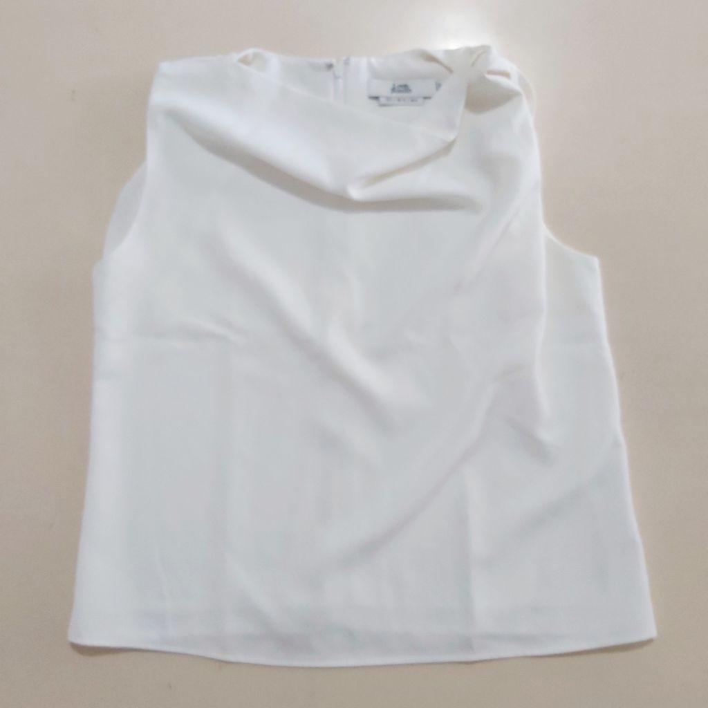 BLOUSE TANPA LENGAN KEKINIAN , INNER  WARNA PUTIH PRELOVED