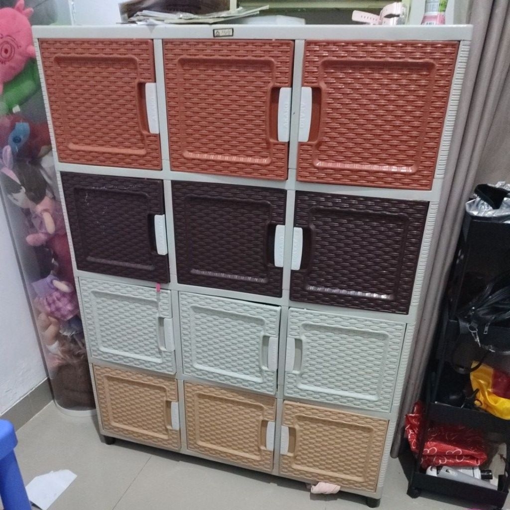 LEMARI PLASTIK BEKAS MERK AKAKO