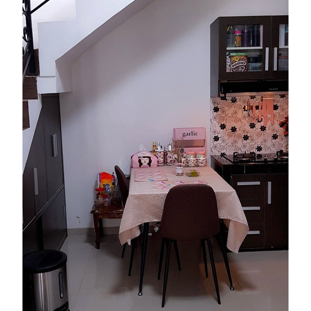 PRELOVED MEJA MAKAN INFORMA 4 KURSI