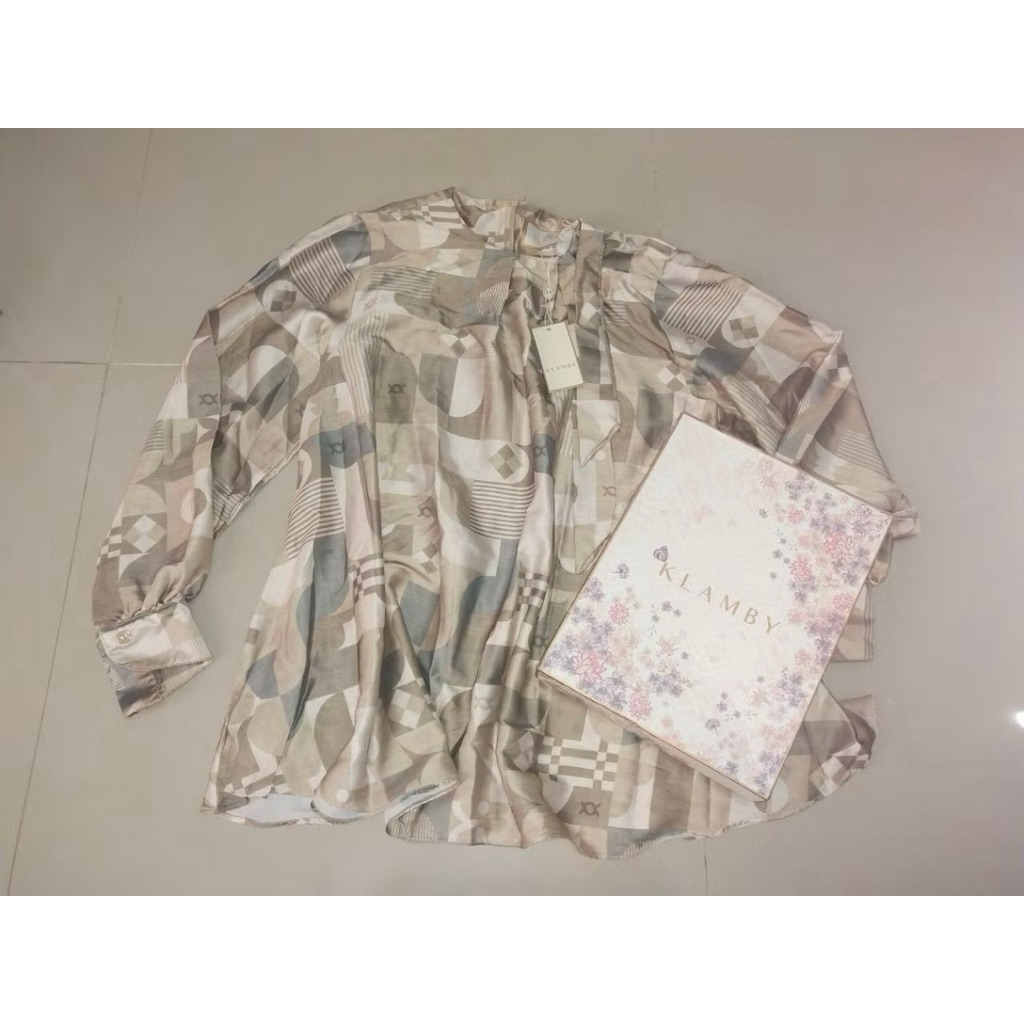 blouse wearing klamby