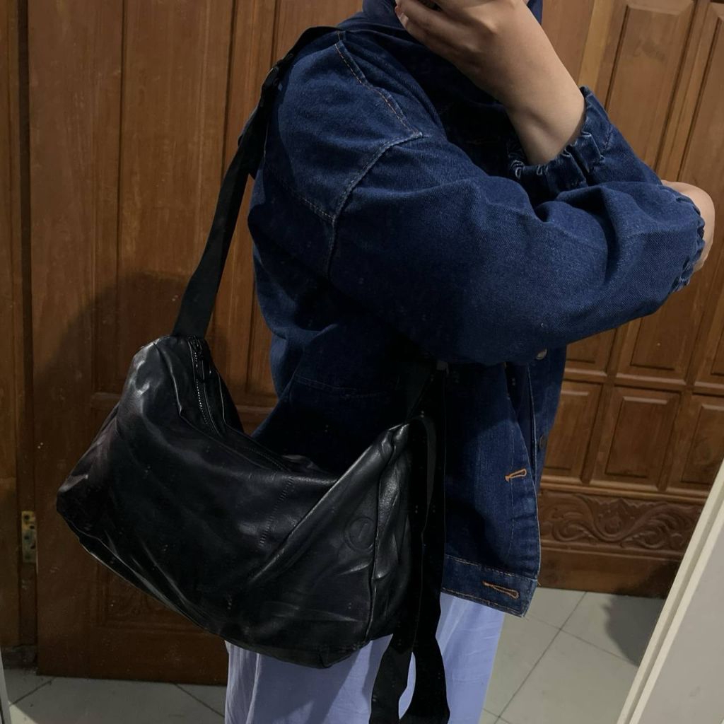 Tas Kulit Hitam Unisex Cowok Cewek Bisa Pakai | Slingbag Kerja & Kuliah | Preloved Bekas Second