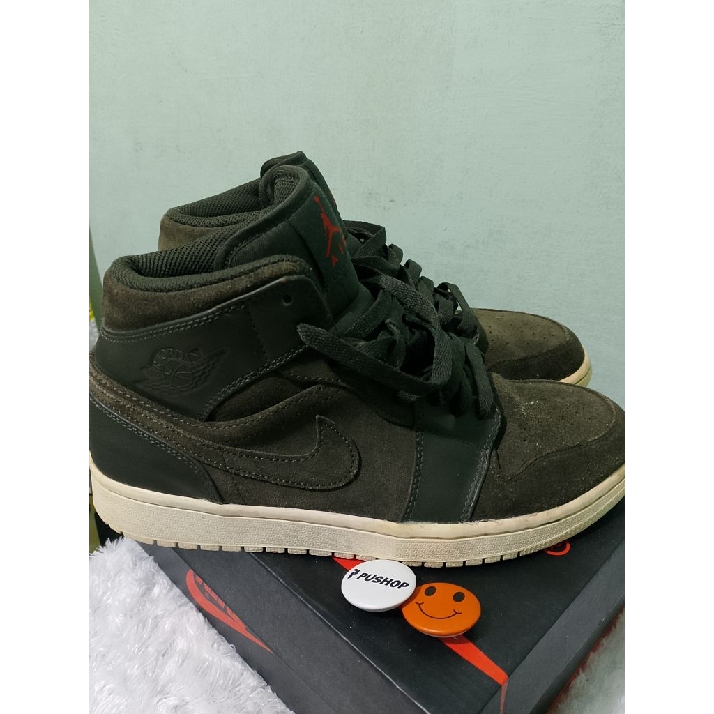 sneaker original Air Jordan 1 Mid 'Sequoia'. 