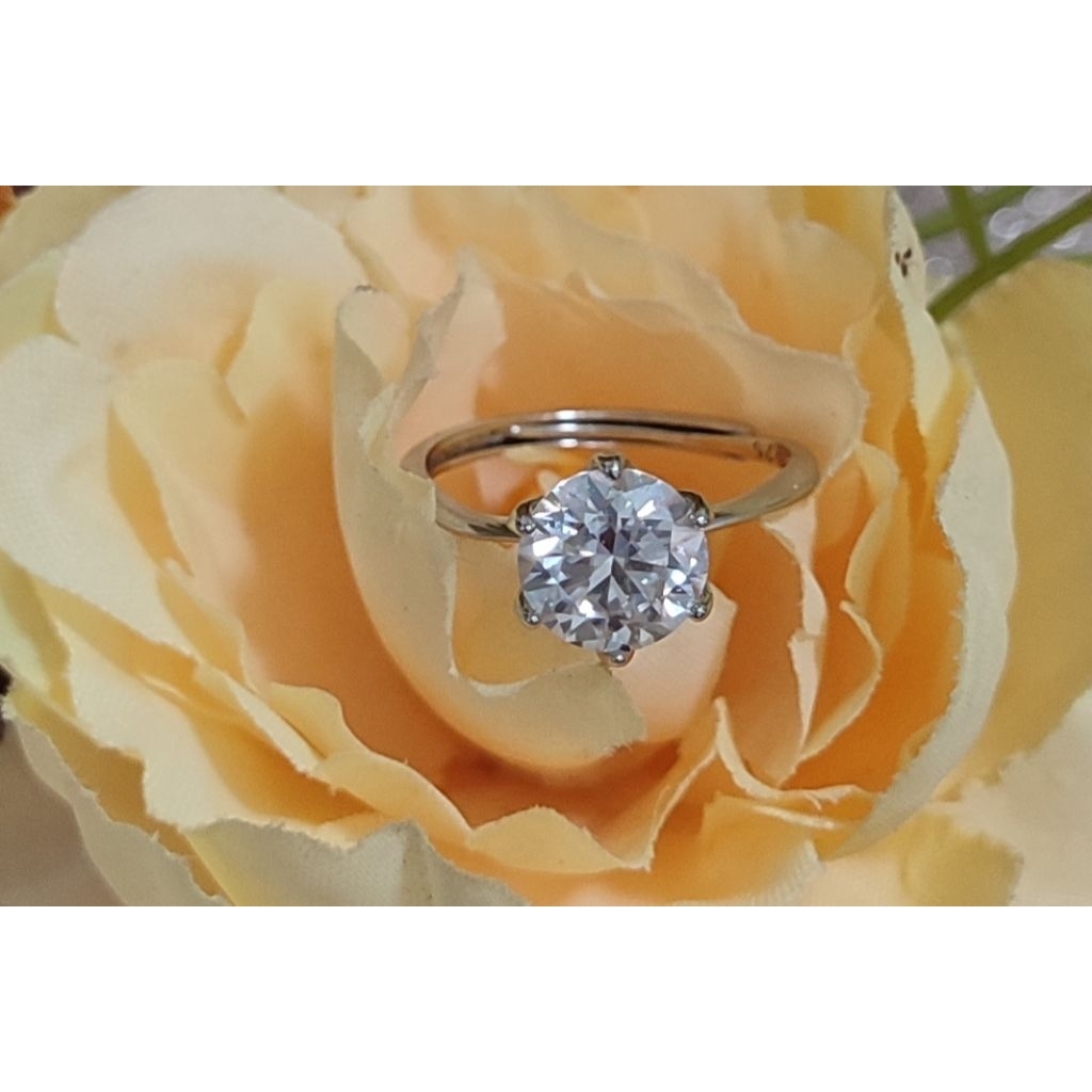 Cincin moissanite