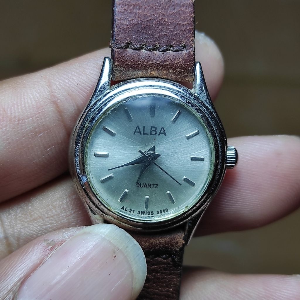 jam tangan cewek alba bekas masih hidup buat pajangan (baca diskripsi)