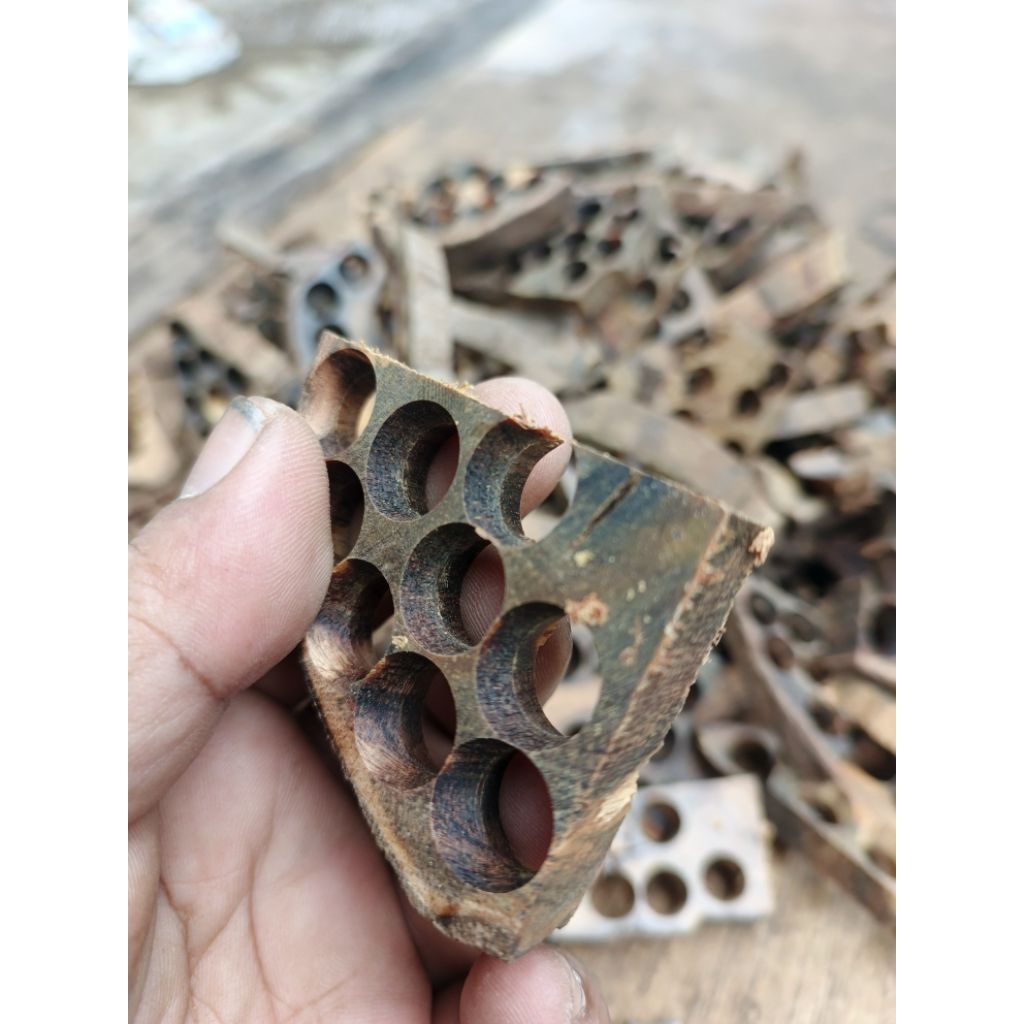 chips / bakaran kayu gaharu kalimantan bekas plong/buat butiran gread A super 500gram