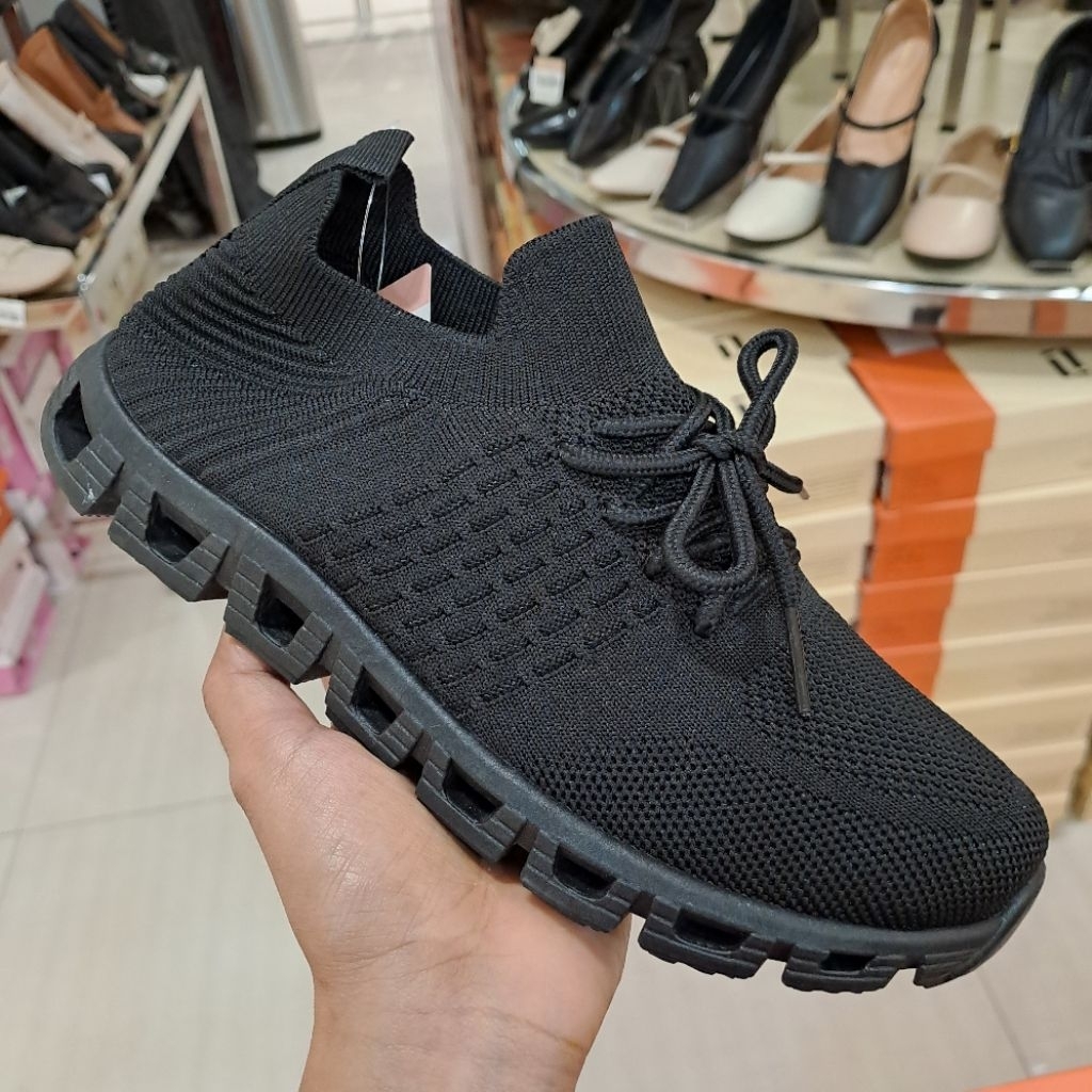 sepatu sneakers wanita slip-in lawrensia