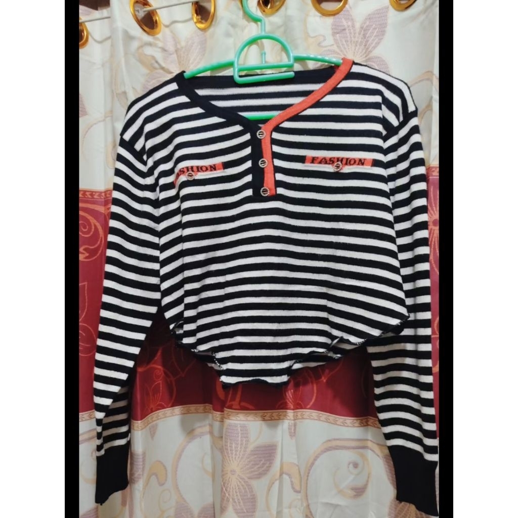 Sweater cewek crop hitam putih lengan panjang