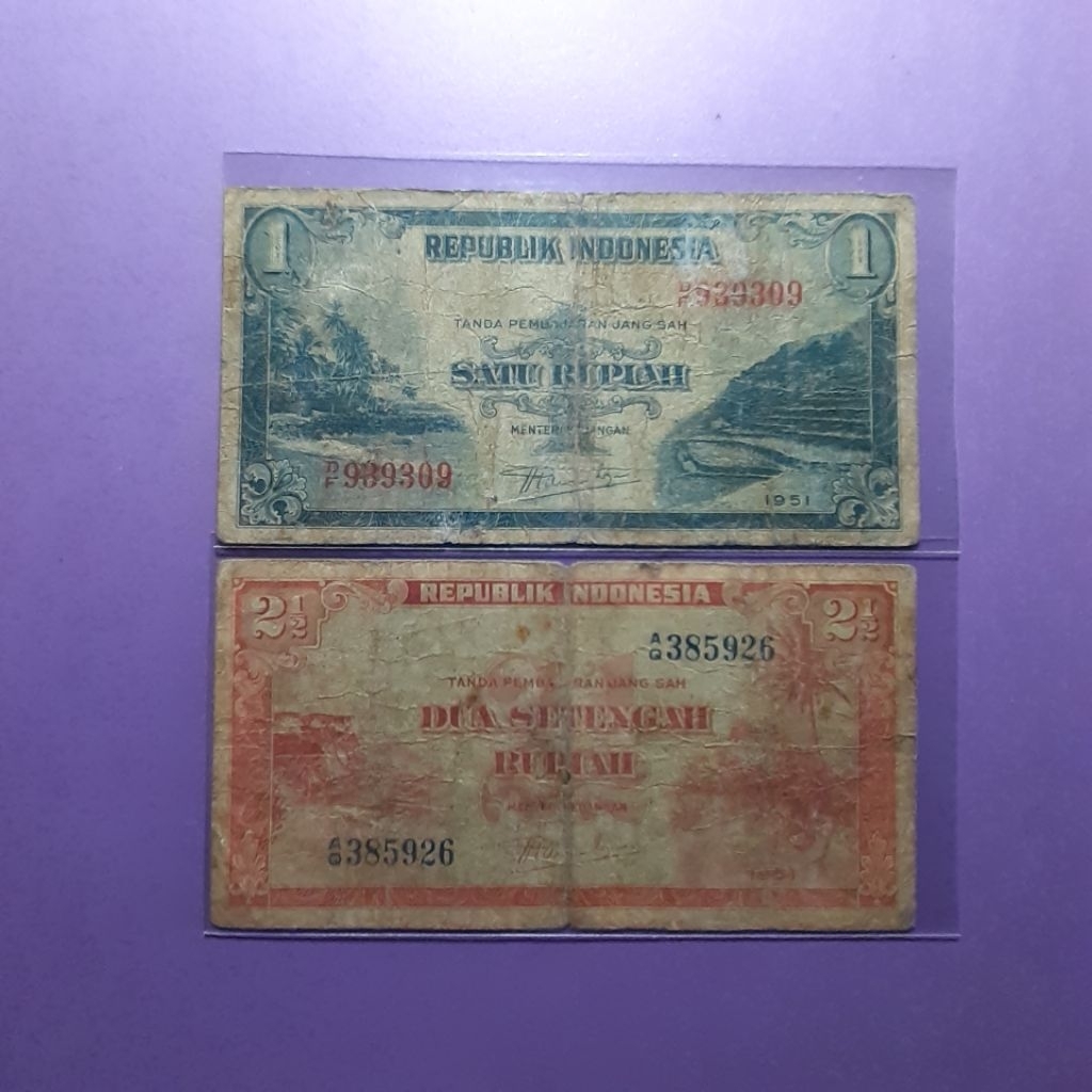 Uang 1 dan 2,5 rupiah pemandangan
