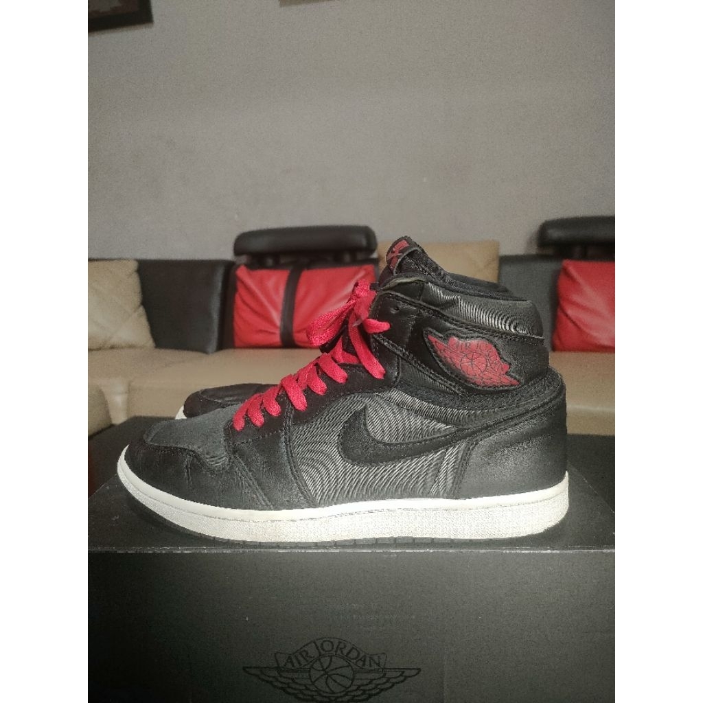 Air Jordan 1 High Black Satin Gym Red Size 44 insole 28