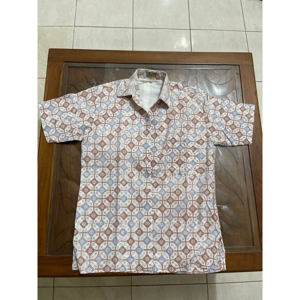 kemeja batik putih biru