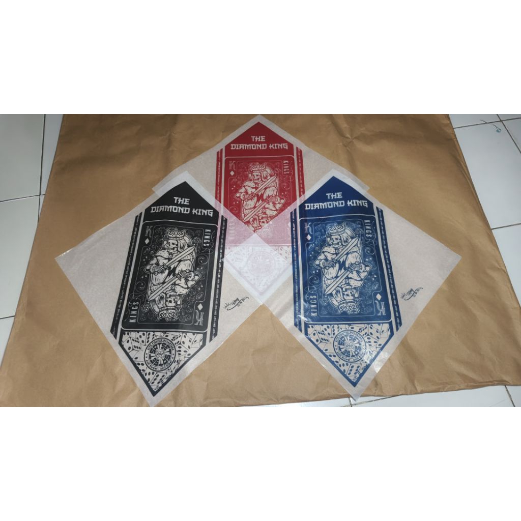 Kertas minyak layangan sablon motif kartu kings.