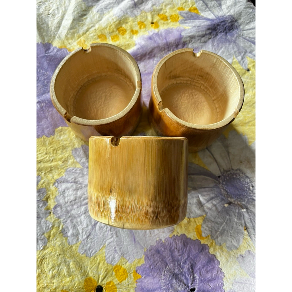 Asbak dari bambu unik sudah pernis dan halus
