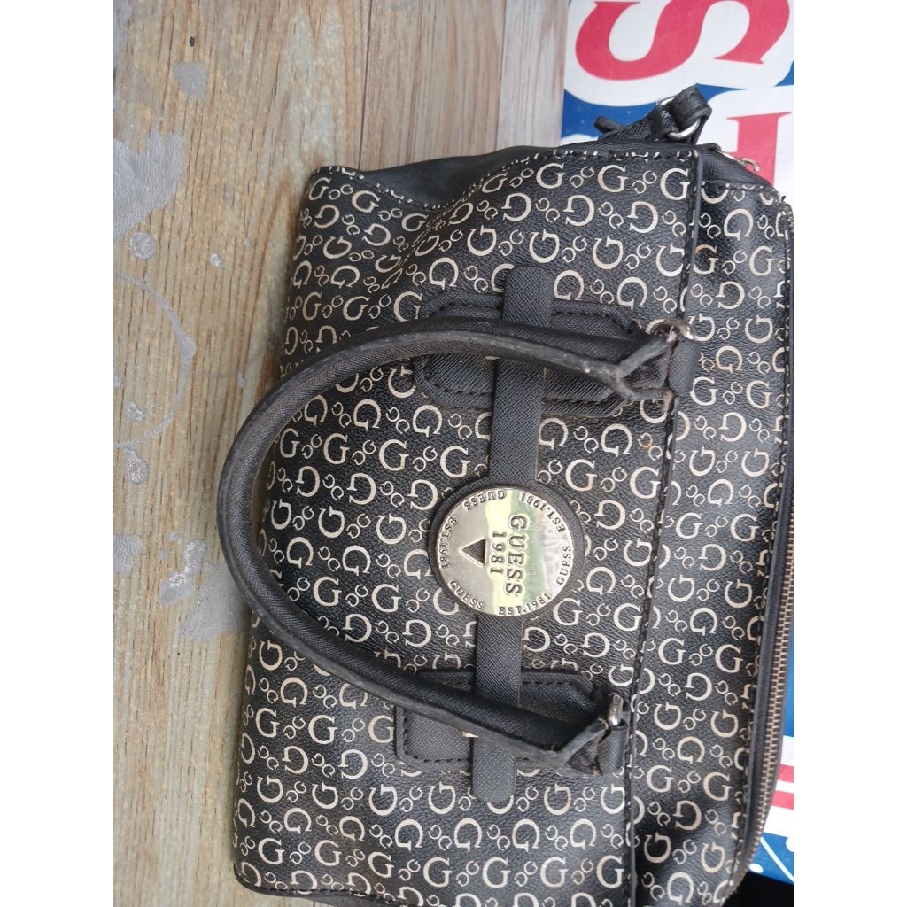 Tas Slempang Guess Second