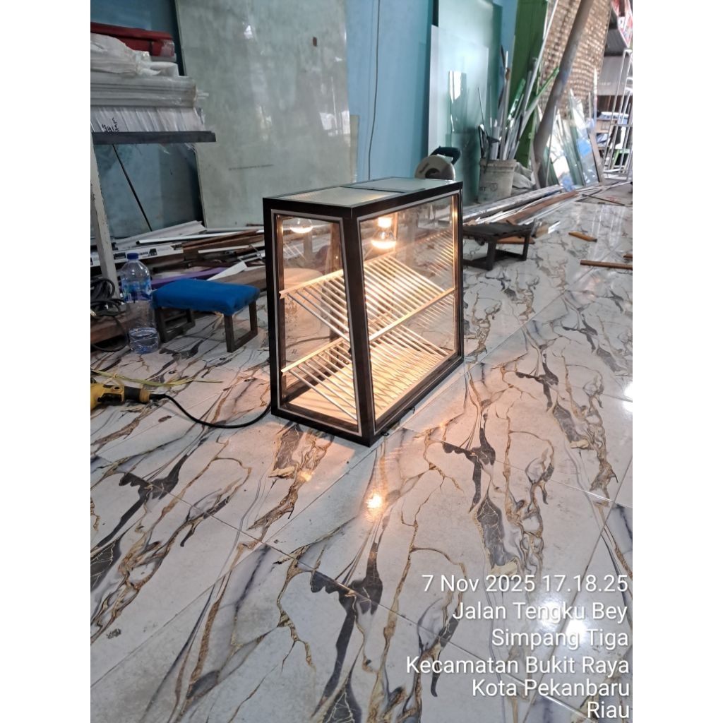 Etalase ayam geprek dan fried chiken