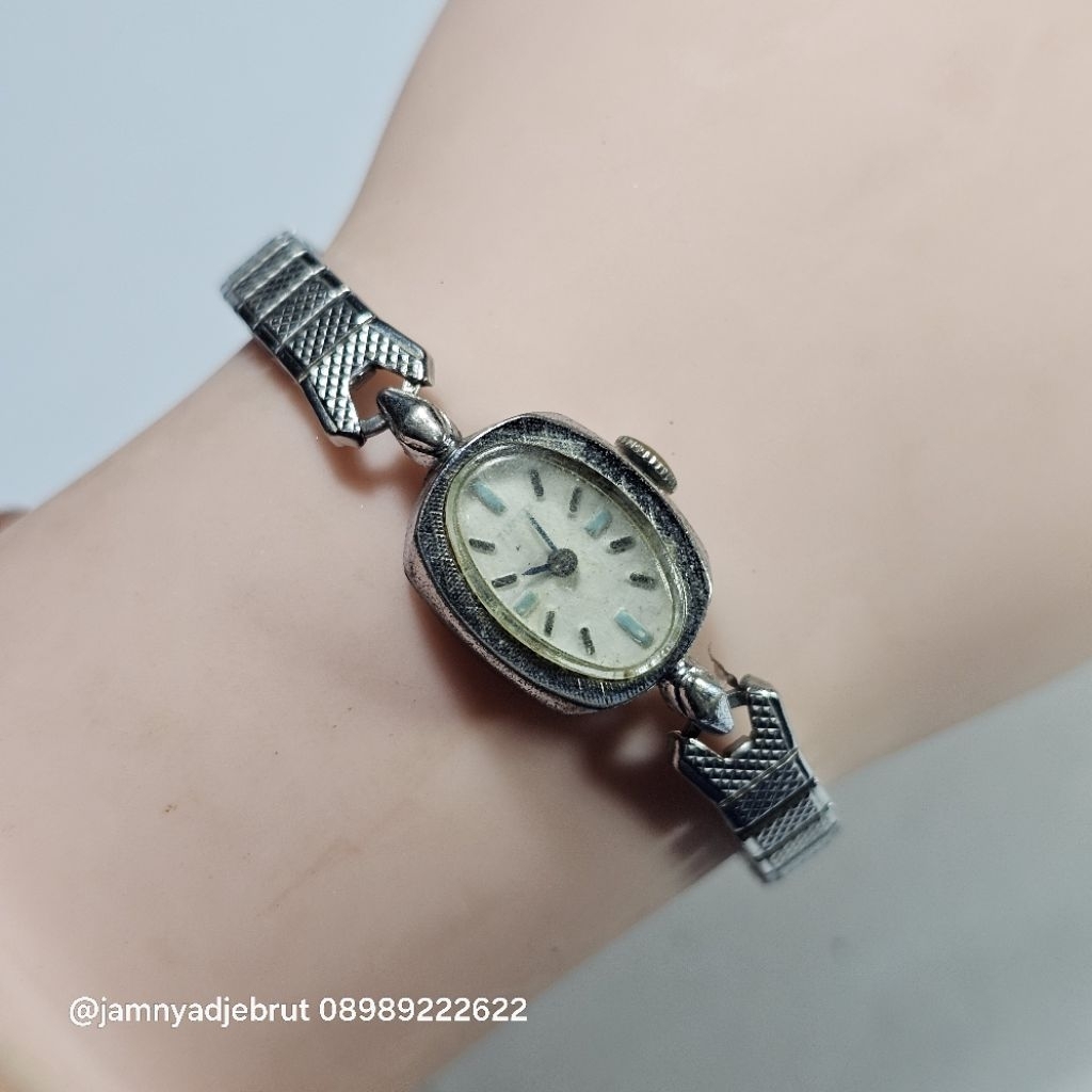 Jam Timex Manual Hand Winding Oval Mungil Vintage Silver White Bekas