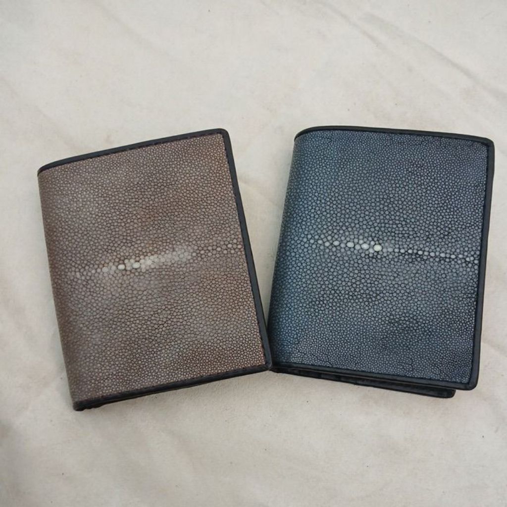 Dompet pria murah kulit ikan pari model berdiri warna hitam polish