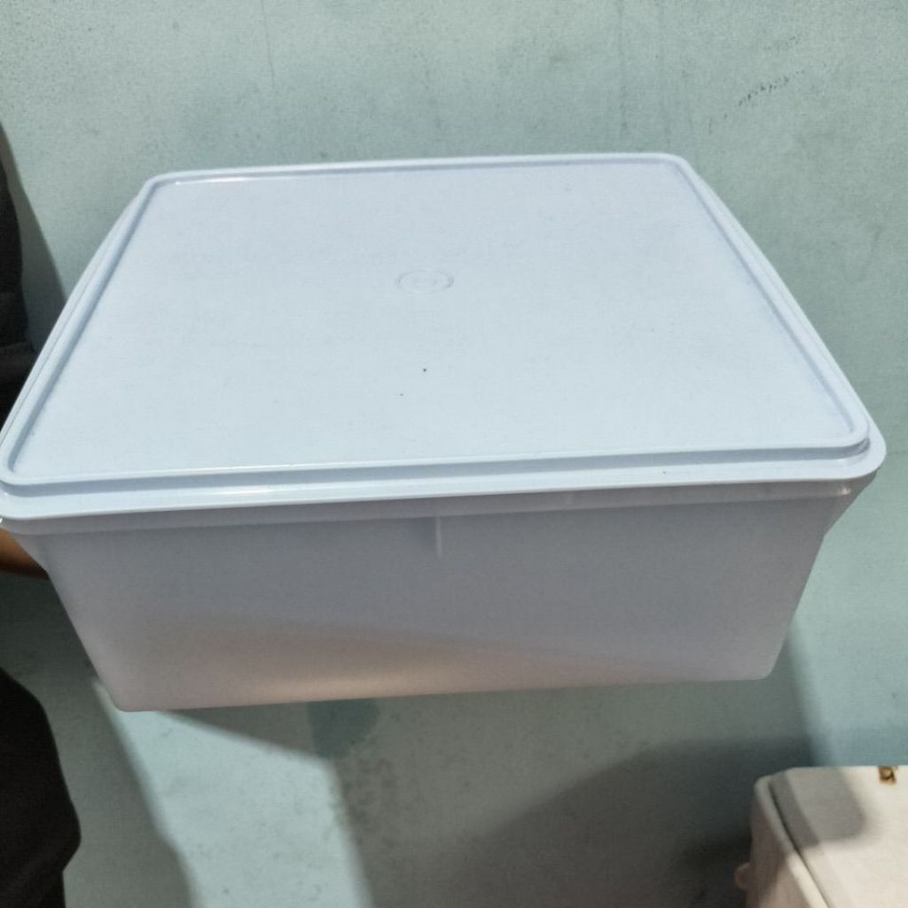 square keeper 10 liter Tupperware