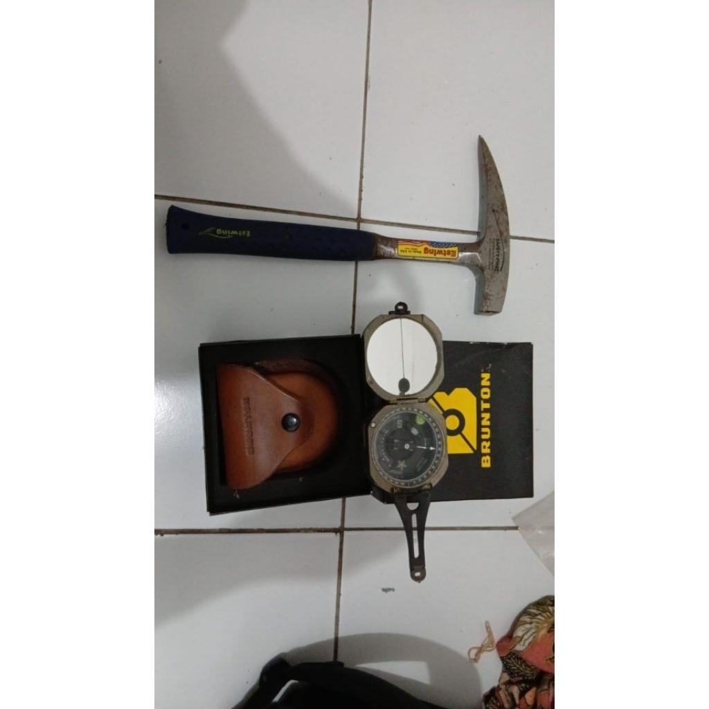 Kompas Geologi Brunton Bekas dan palu Geologi batuan beku estwing baru sekali pakai