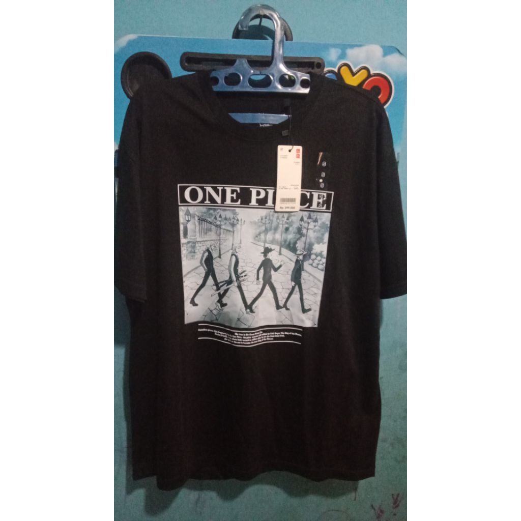 kaos One piece Uniqlo