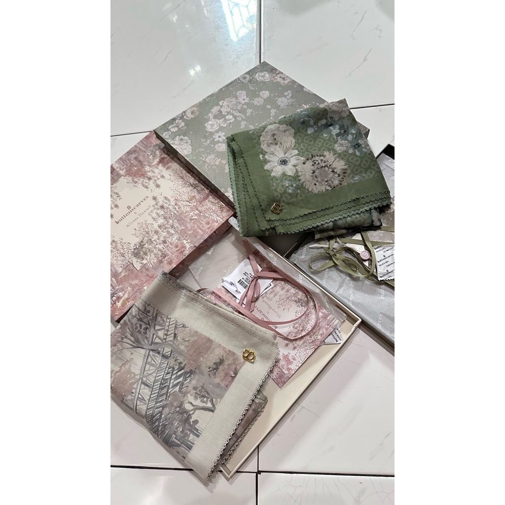 PRELOVED BUNDLING Buttonscarves BLUME VOILE SQUARE DILL DAN NEWYORK 3 COURGE UPPERWEST SIDE