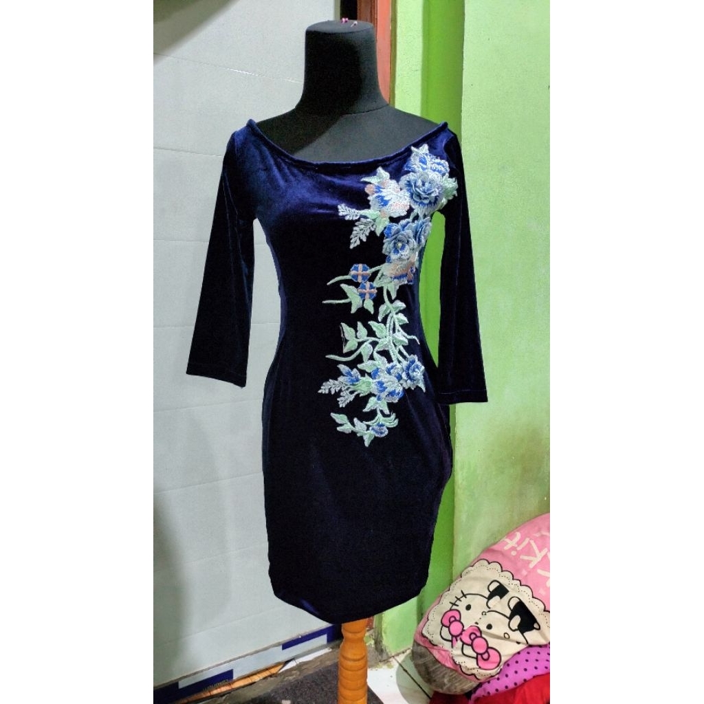 dress bludru pendek size M