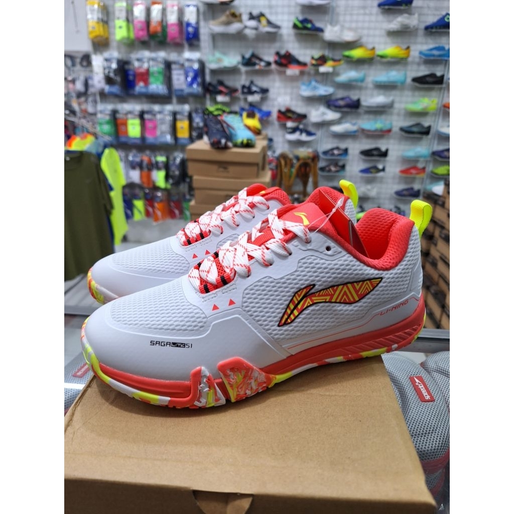 SEPATU BADMINTON LINING SAGA LITE S1 / SEPATU BULU TANGKIS LINING SAGA LITE S1 / SEPATU LINING SAGA 