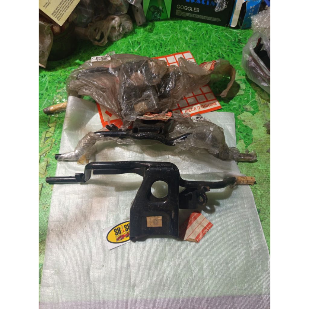 Besi Barstep Step Footstep Depan Suzuki Crystal Tune 110 Rc Crystal Sgp Original 43510-31C20L000