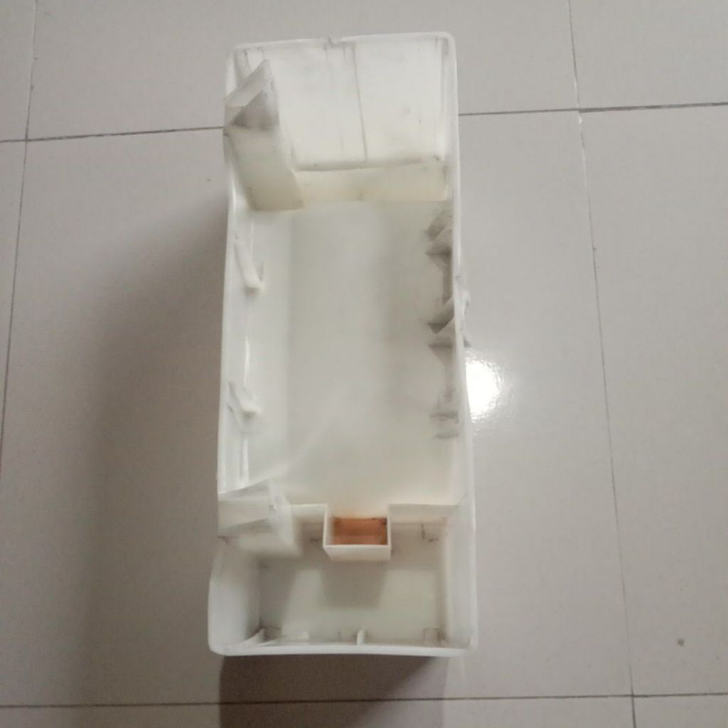 Tampungan air kulkas buat kulkas merk LG 2 pintu ukuran panjang 34 cm lebar 12.5 cm tinggi 11 cm. ja