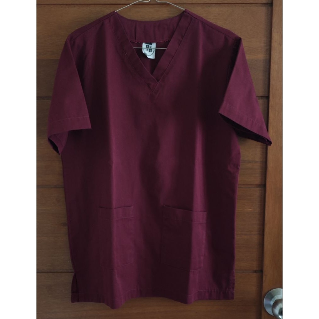 [Preloved] Baju OK / Baju Jaga / Scrub Medis V-neck Lengan Pendek - Merk DOCHS MEDIC - Warna Maroon 