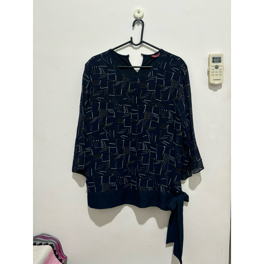 Preloved Blus Blouse Atasan Kerja Biru Dongker Corak Wanita