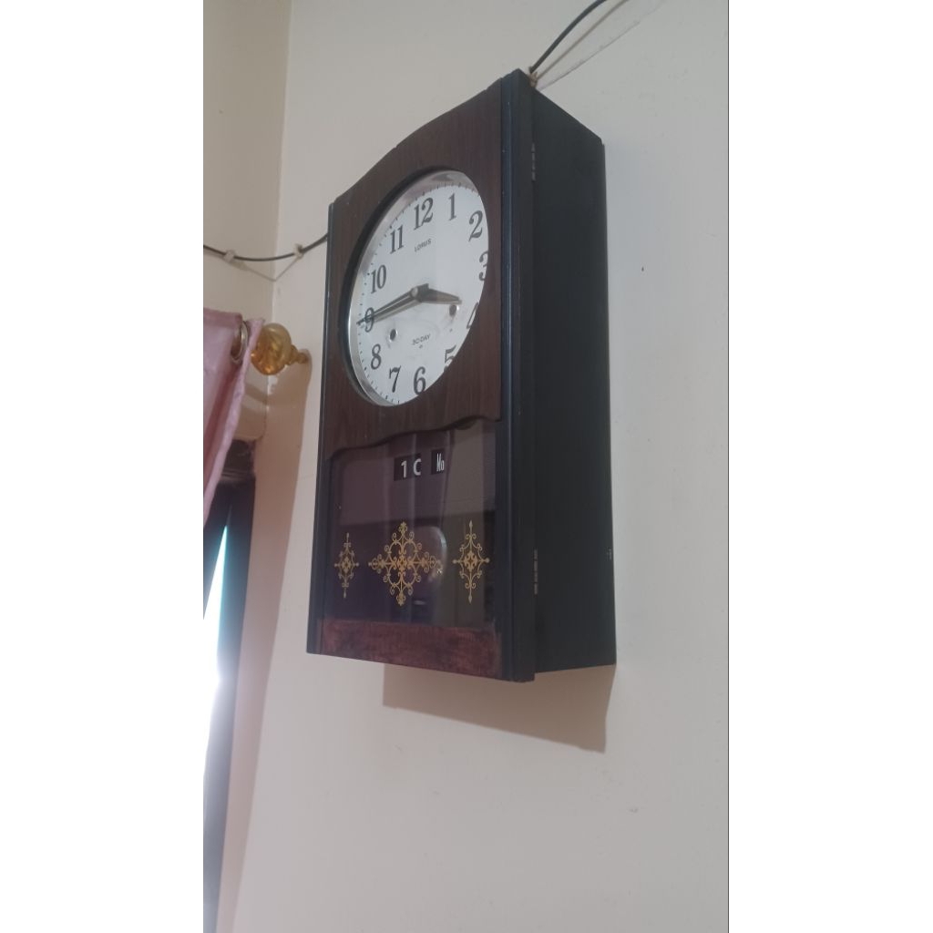 Jam dinding antik lorus