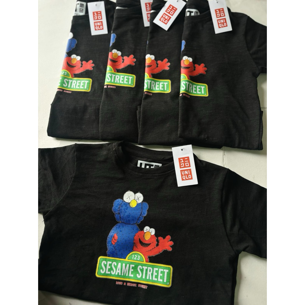 kaos anak uniqlo x elmo