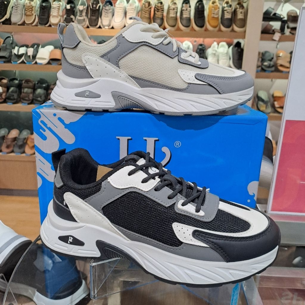 Sepatu sneakers  pria yongki komaladi