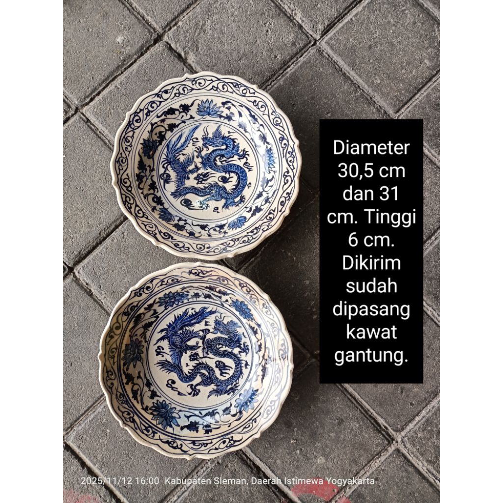 Diameter 30 cm an dan 31 cm aj 2 buah piring keramik lukis motif imari gambar burung phoenix dan nag