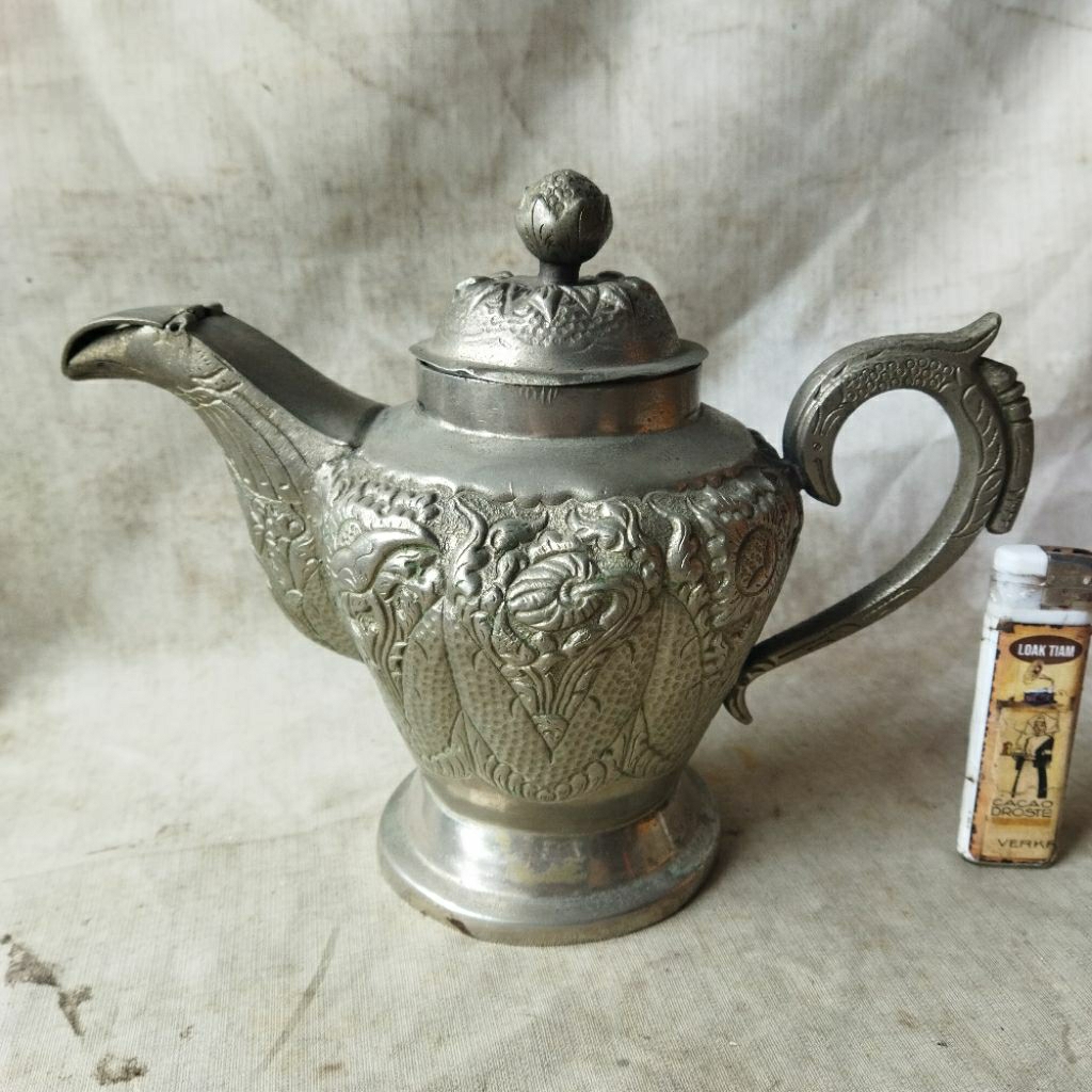 Pajangan Vintage Teko Kuningan Lapis Perak Ukir halus