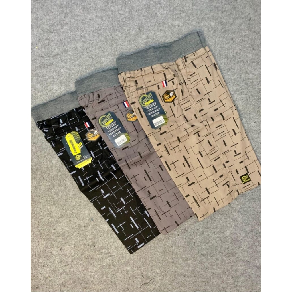 CELANA PENDEK PRIA RIB MOTIF ABSTRAK GARIS