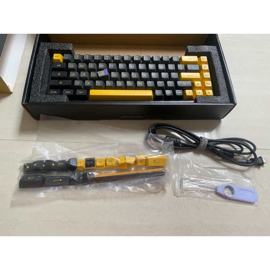 keyboard Akko 3068b v2 plus black&gold Mechanical seken bekas