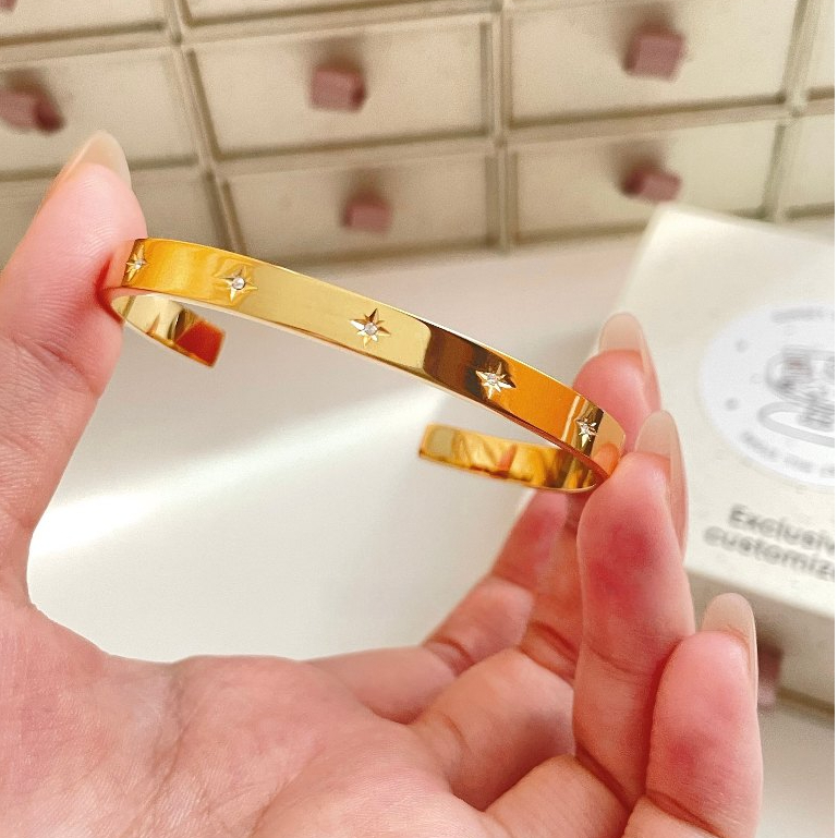 Gelang Buka Delapan Bintang Berkilau dengan Berlian Tersemat  Gelang Bintang Emas Gelang Carter Miti