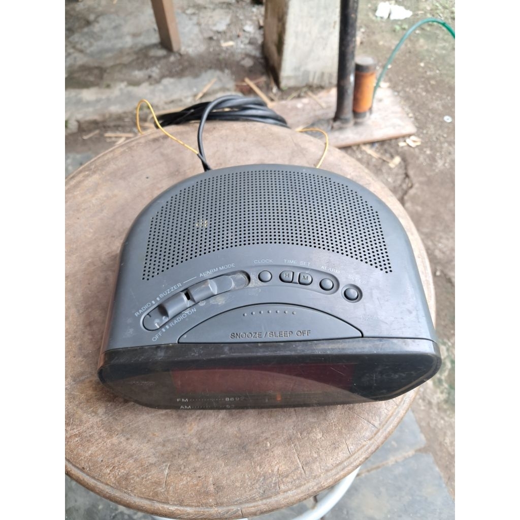 Radio jam Sony dream machine nyala