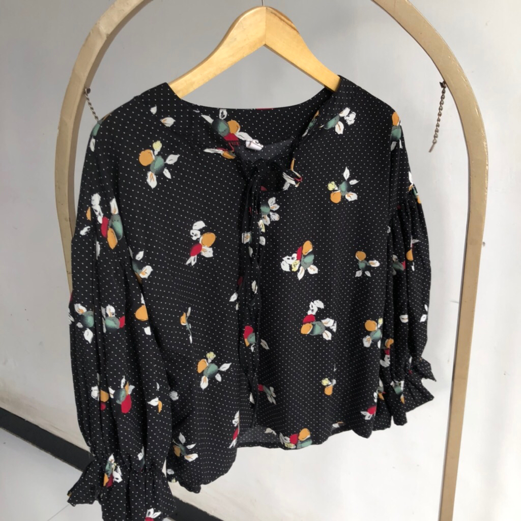 blouse lengan balon hitam polkadot