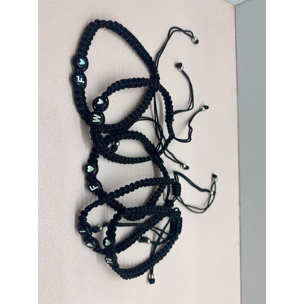 Gelang tali serut inisial