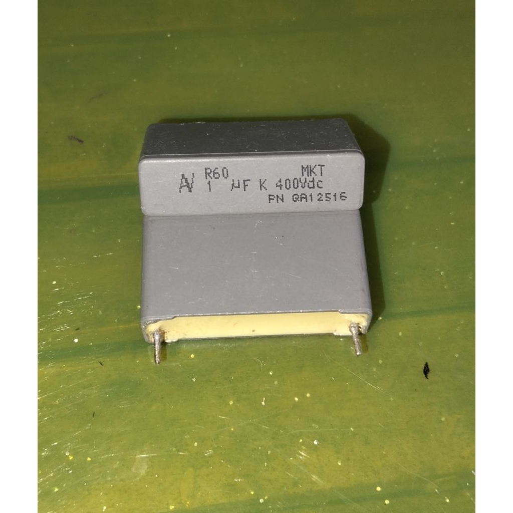 KAPASITOR MKT 1UF K 400Vdc JARAK KAKI 2.8CM BEKAS