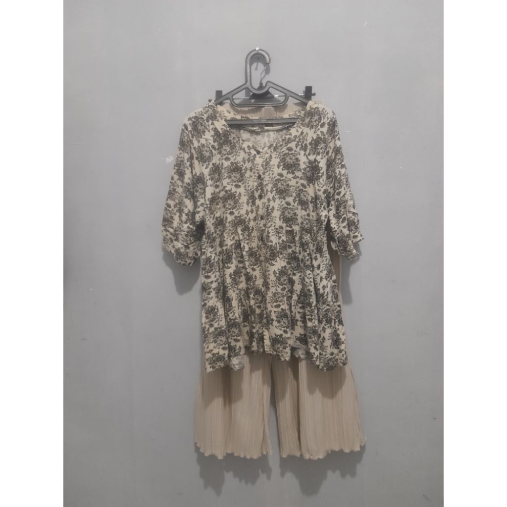 ONE SET BRAND ATASAN DRESS TUNIK BAWAHAN KULOT PLISKET CREAM