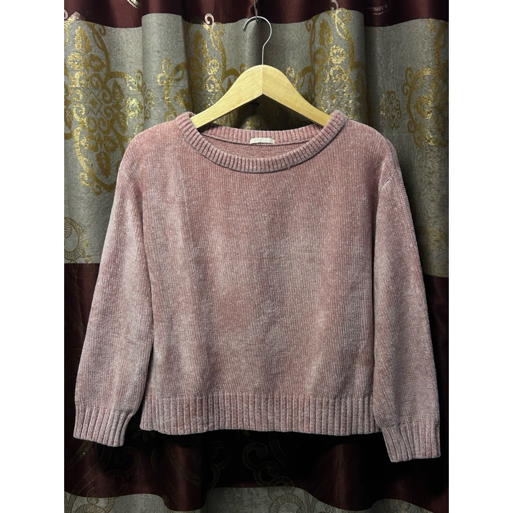 brand GU Uniqlo - baju rajut babypink bahan halus velvet bludru / baju wanita