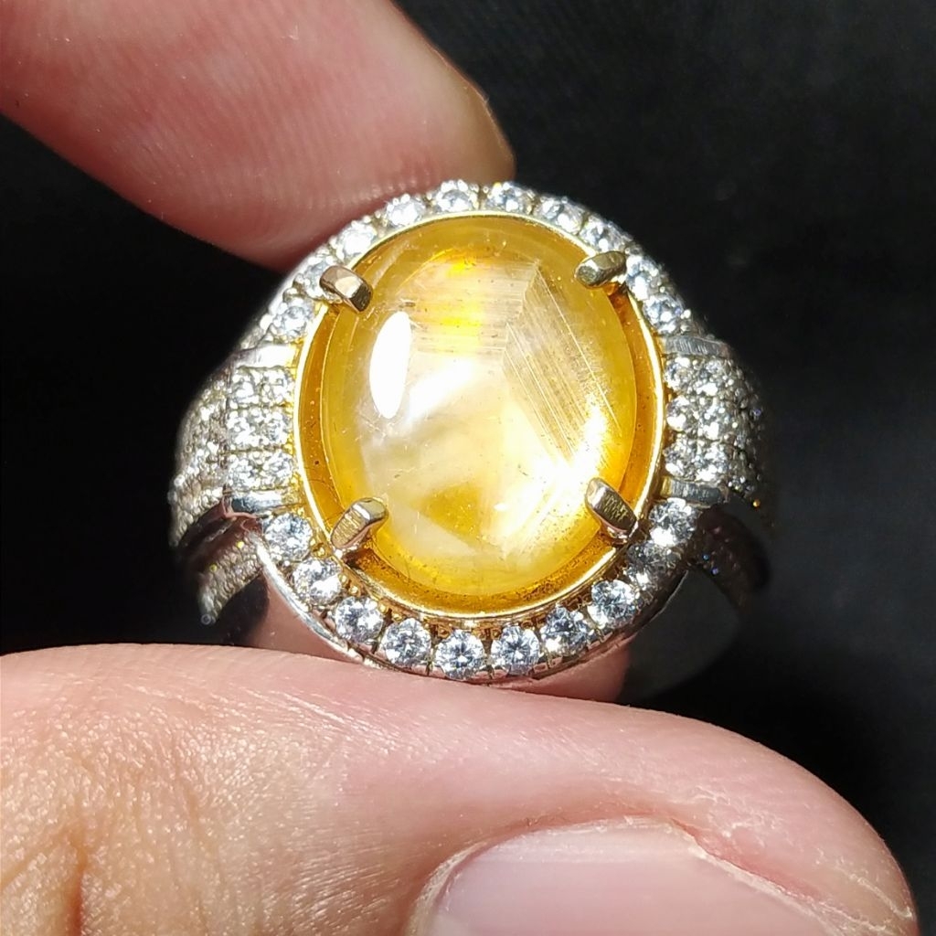 Natural yellow sapphire Tanzania Afrika // safir kuning serat padma agung // mirah cempaka kuning pa