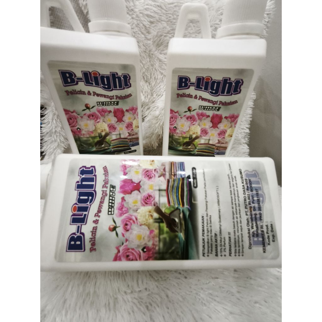 B-Light Pelicin Pewangi Pakaian untuk setrika ala Parfum Laundry Termurah Wanginya tahan Lama 1000ml