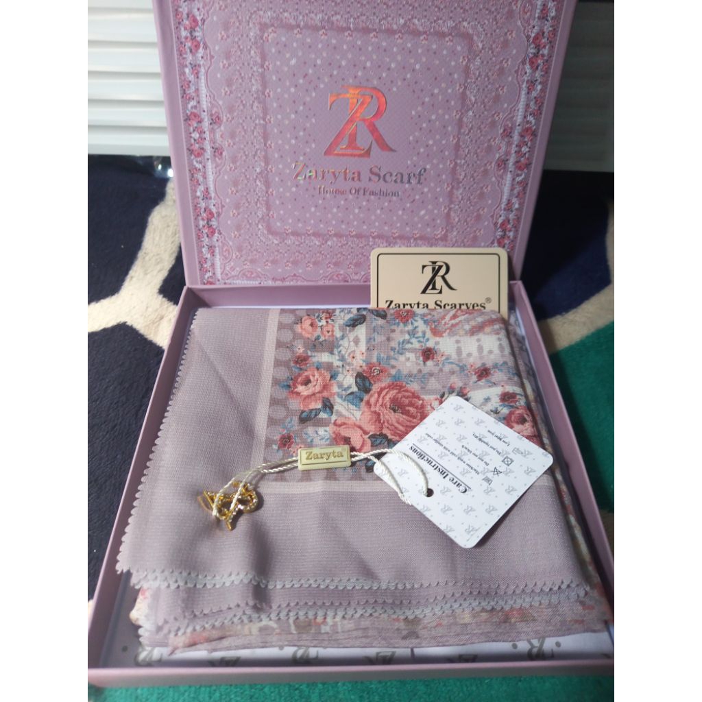 Zaryta Scarf Premium Box Latte hampers