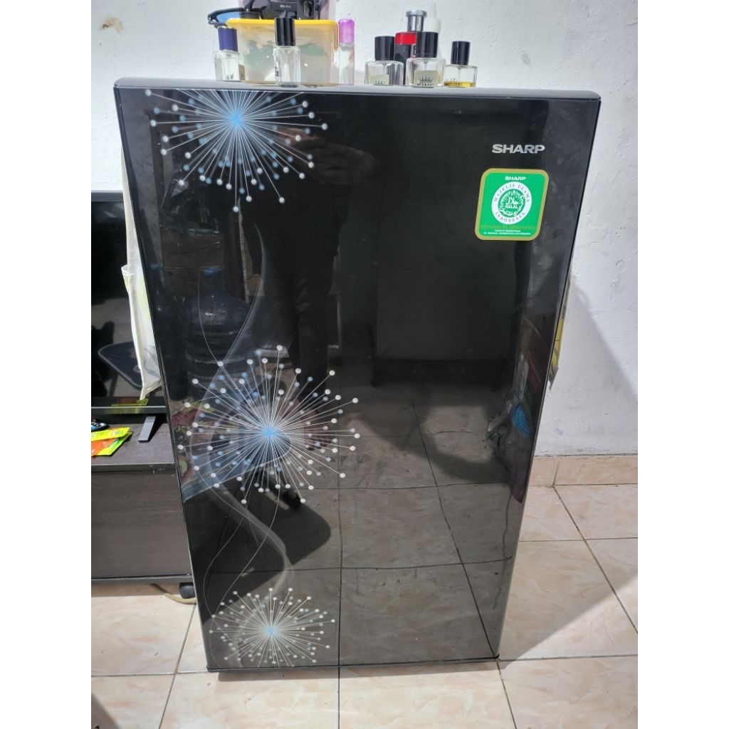 Dijual kulkas SHARP bekas 1 pintu masih dingin menggigil